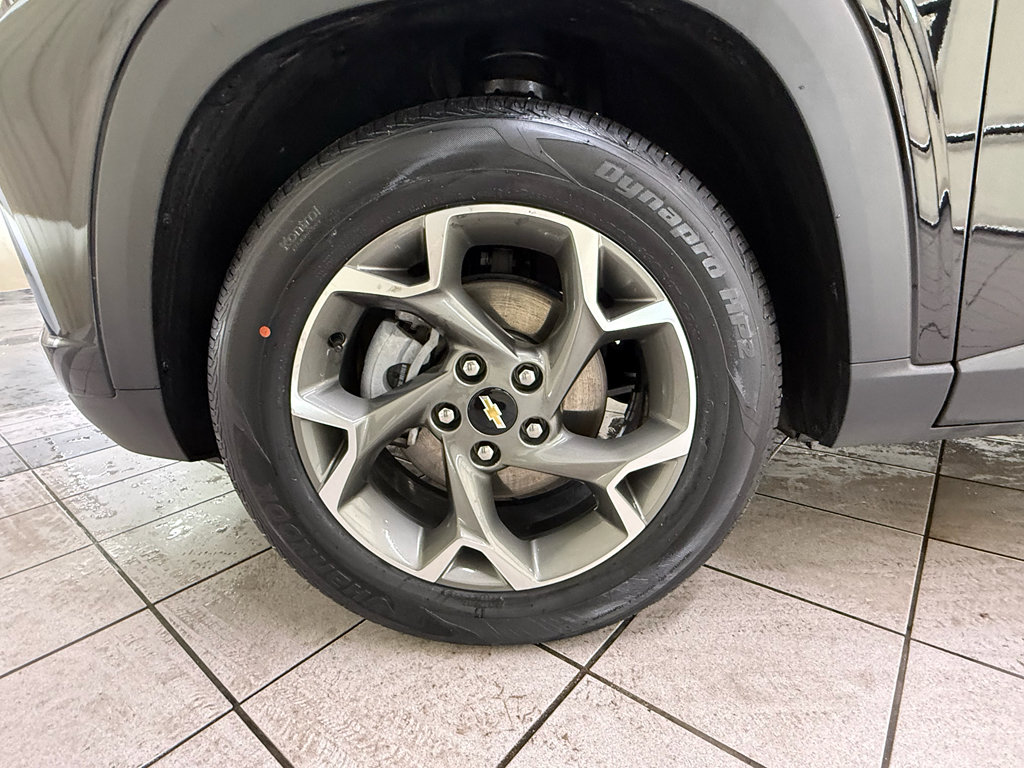 Used 2025 Chevrolet Trax LT w/ LT Convenience Package FWD image 14