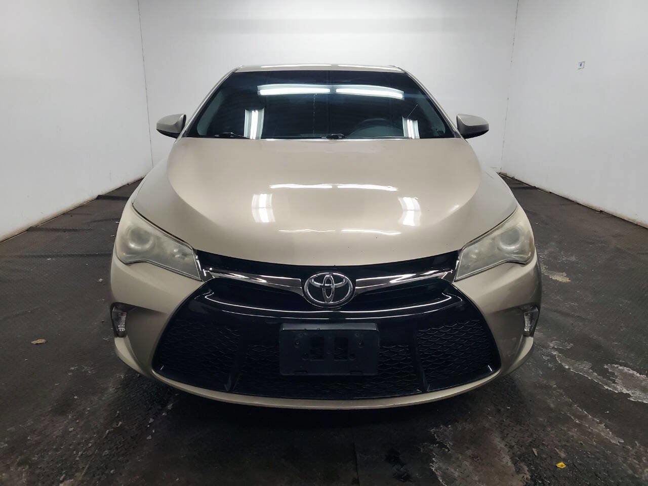 Used 2015 Toyota Camry SE image 2