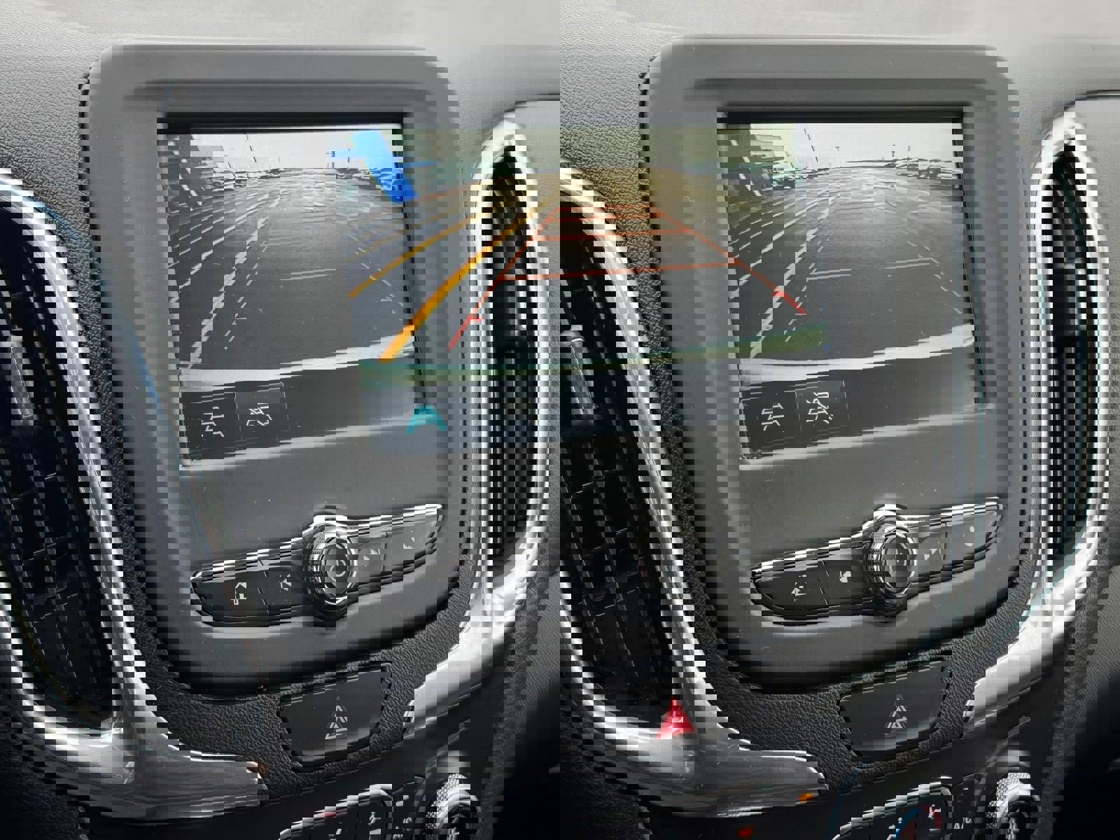 Used 2018 Chevrolet Equinox LT image 16