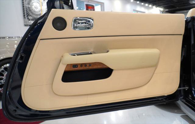 Used 2016 Rolls-Royce Dawn RWD image 18