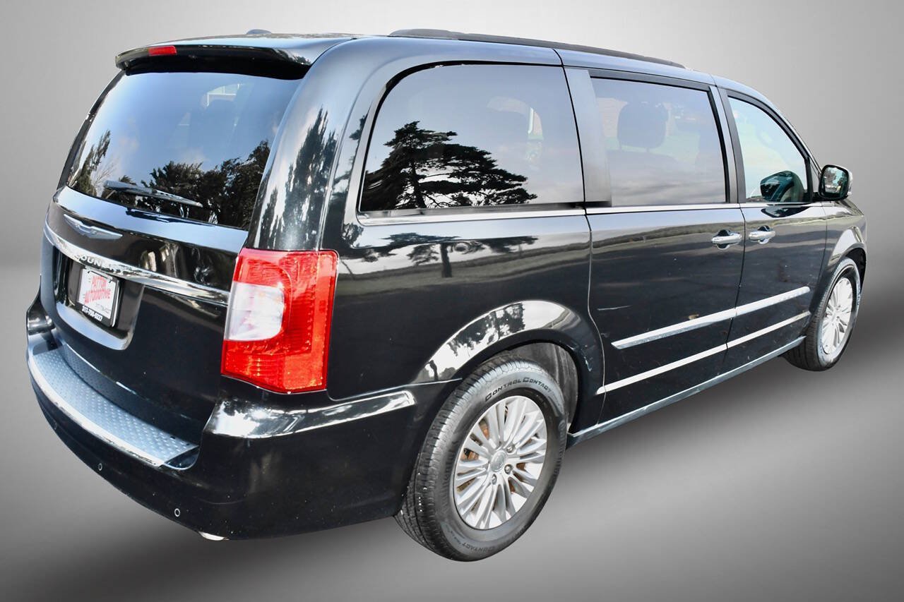 Used 2015 Chrysler Town & Country Touring-L w/ Driver Convenience Group FWD image 7