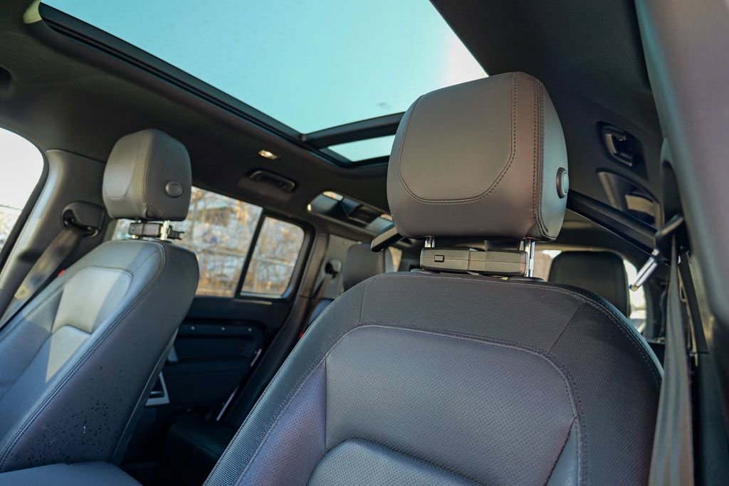 Used 2023 Land Rover Defender 110 X-Dynamic SE AWD/4WD image 24