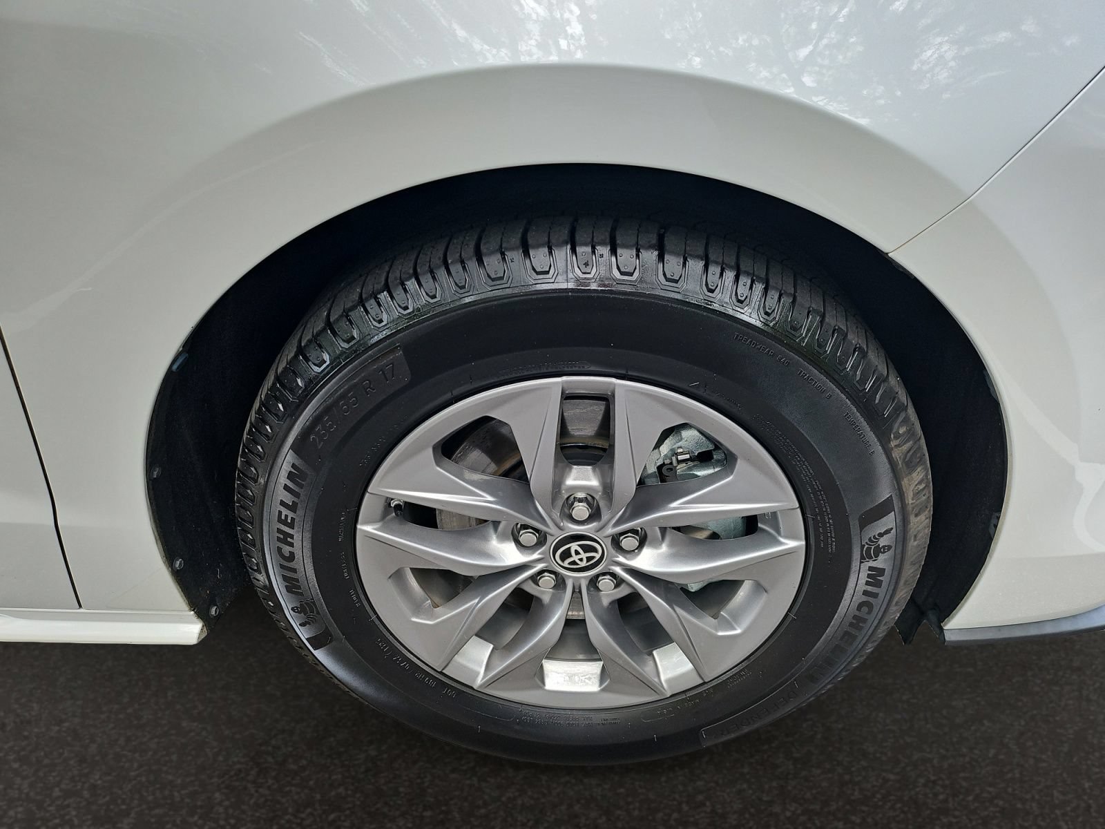 Used 2023 Toyota Sienna XLE FWD image 41