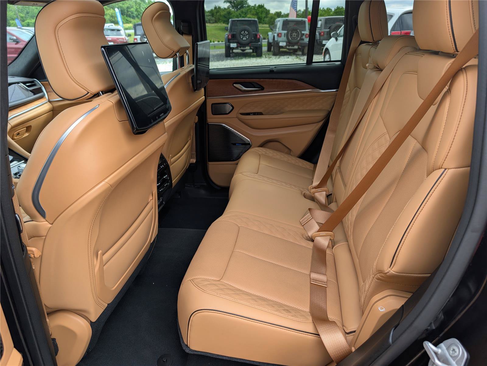 Used 2023 Jeep Grand Cherokee Summit AWD/4WD image 16