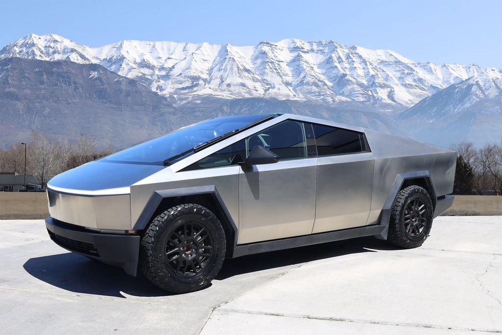 Used 2025 Tesla Cybertruck AWD Crew Cab image 2