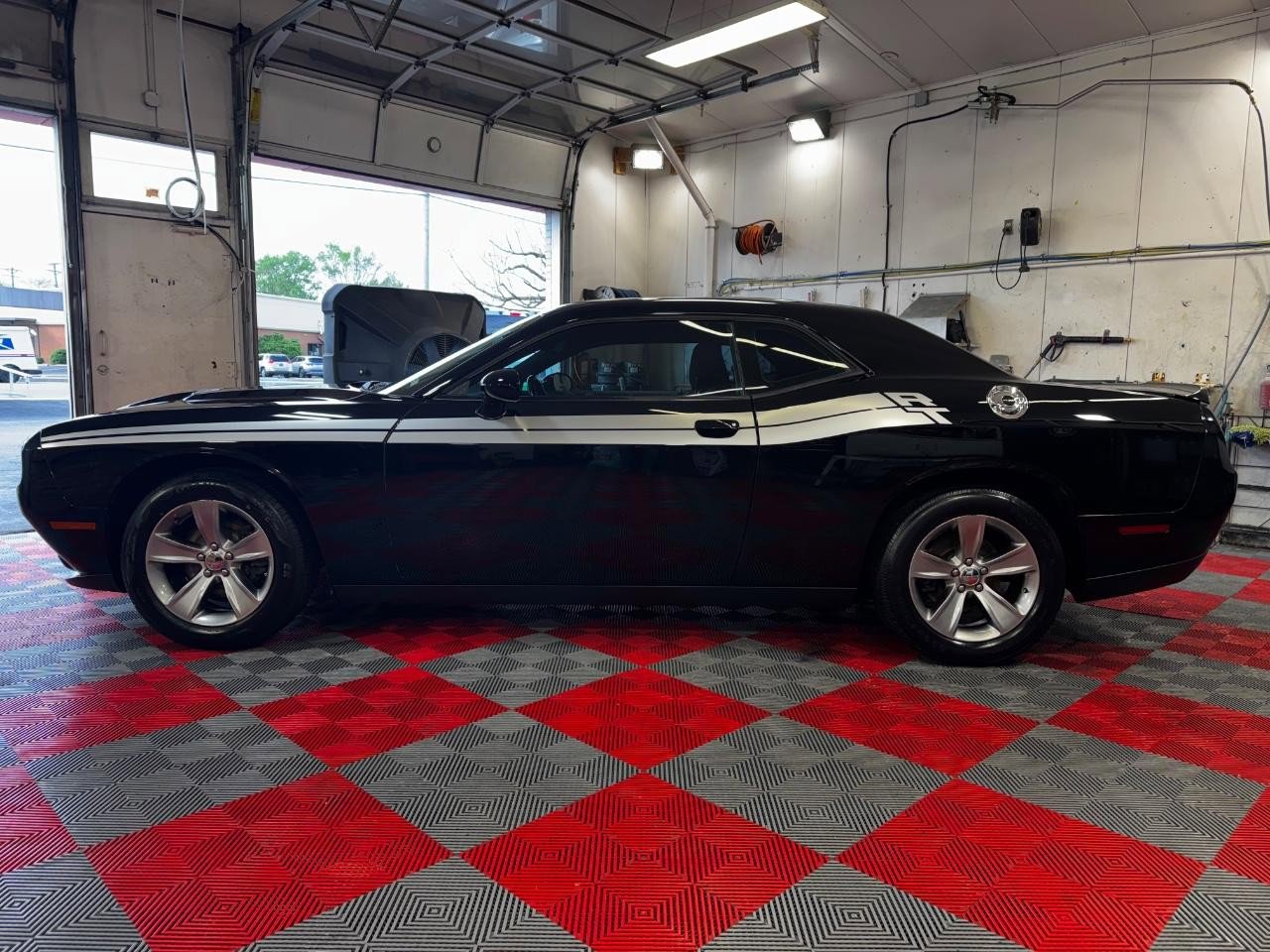 Used 2019 Dodge Challenger SXT RWD image 4