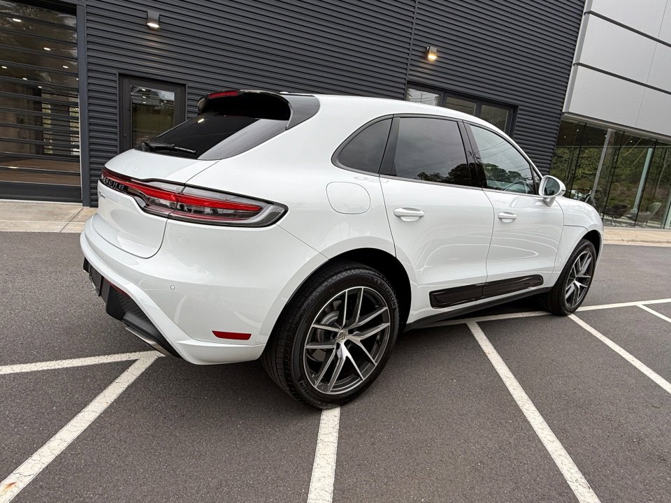 Certified 2025 Porsche Macan image 9