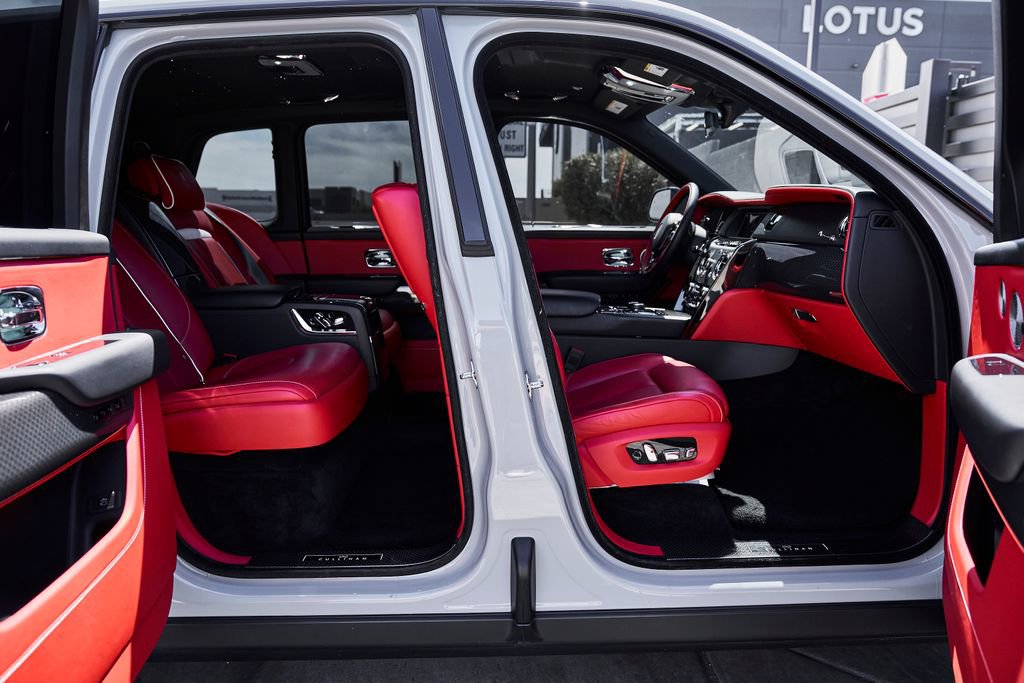 Used 2024 Rolls-Royce Cullinan Black Badge w/ Dark Exterior Package image 25