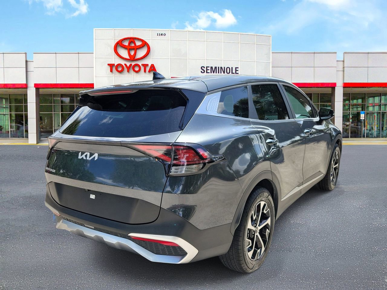 Used 2024 Kia Sportage EX image 3