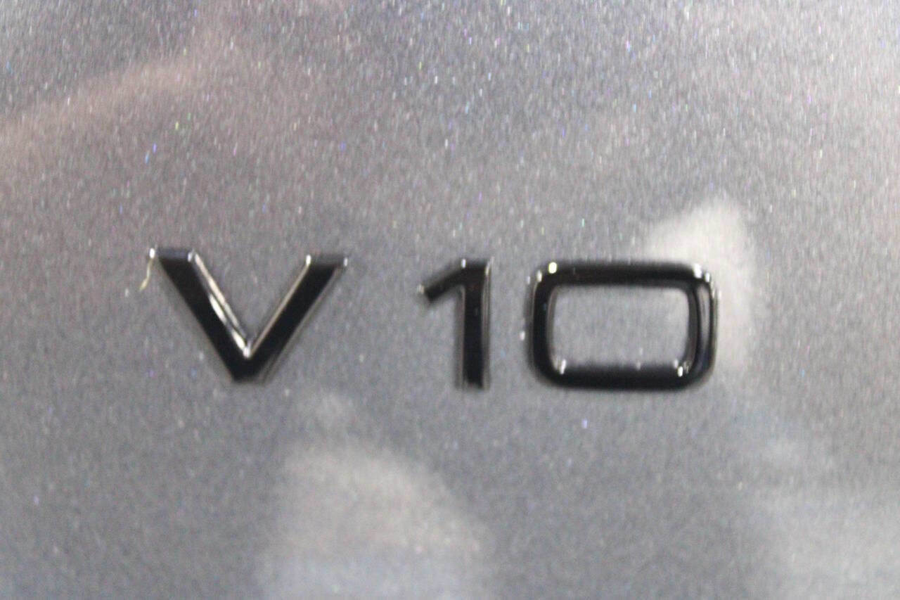 Used 2017 Audi R8 V10 w/ Carbon Exterior Package image 26