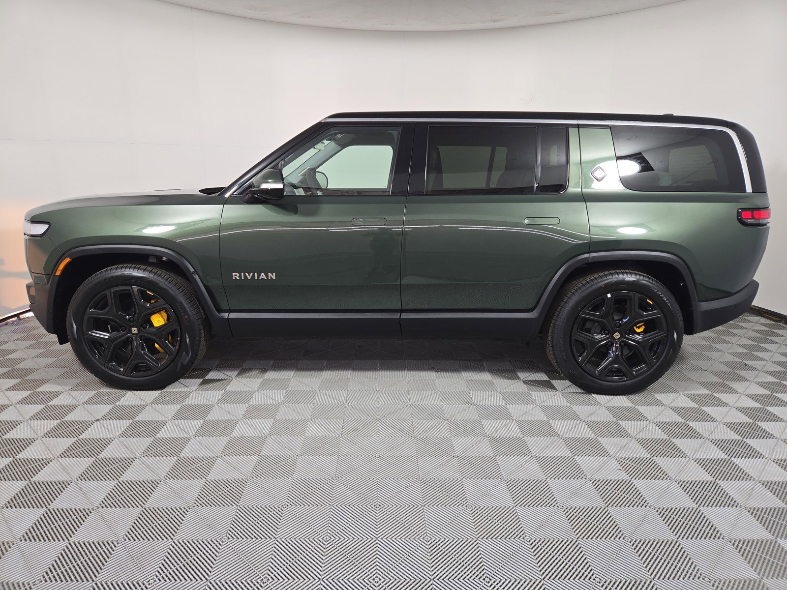 Used 2024 Rivian R1S Adventure image 2