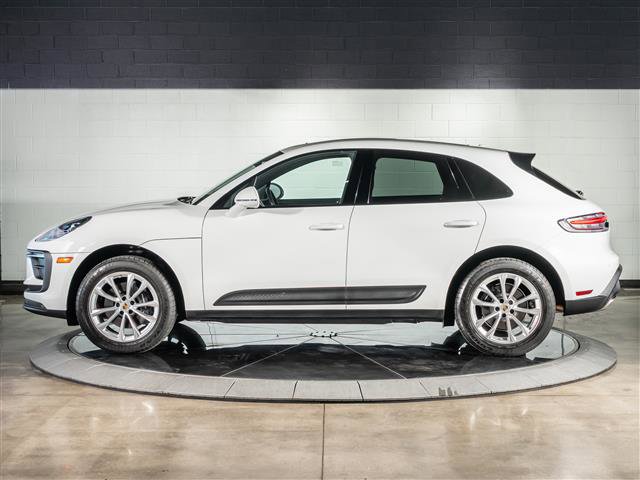 Certified 2025 Porsche Macan image 2