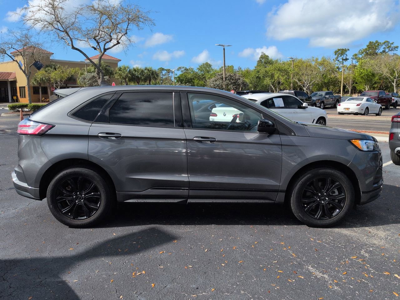Certified 2022 Ford Edge SE w/ Black Appearance Package image 3