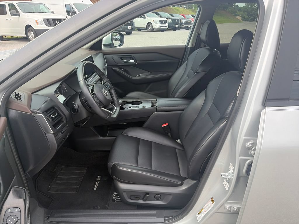 Used 2023 Nissan Rogue SV w/ SV Premium B Package FWD image 10