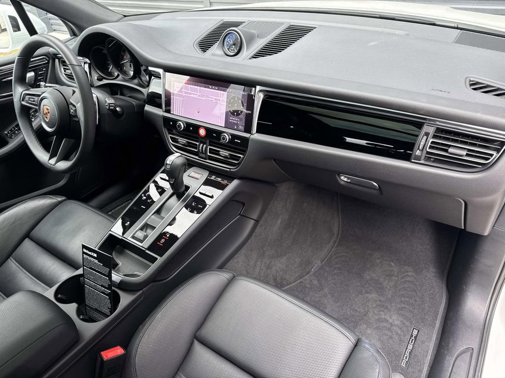 Certified 2025 Porsche Macan image 18