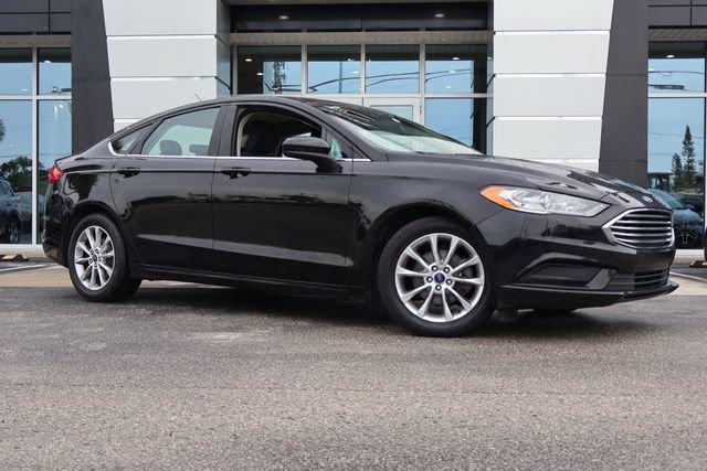 Used 2017 Ford Fusion SE FWD image 2