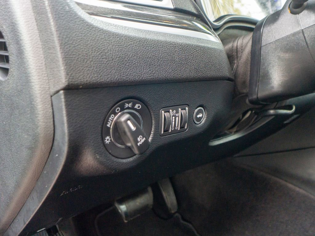 Used 2018 Chrysler 300 Touring L image 17