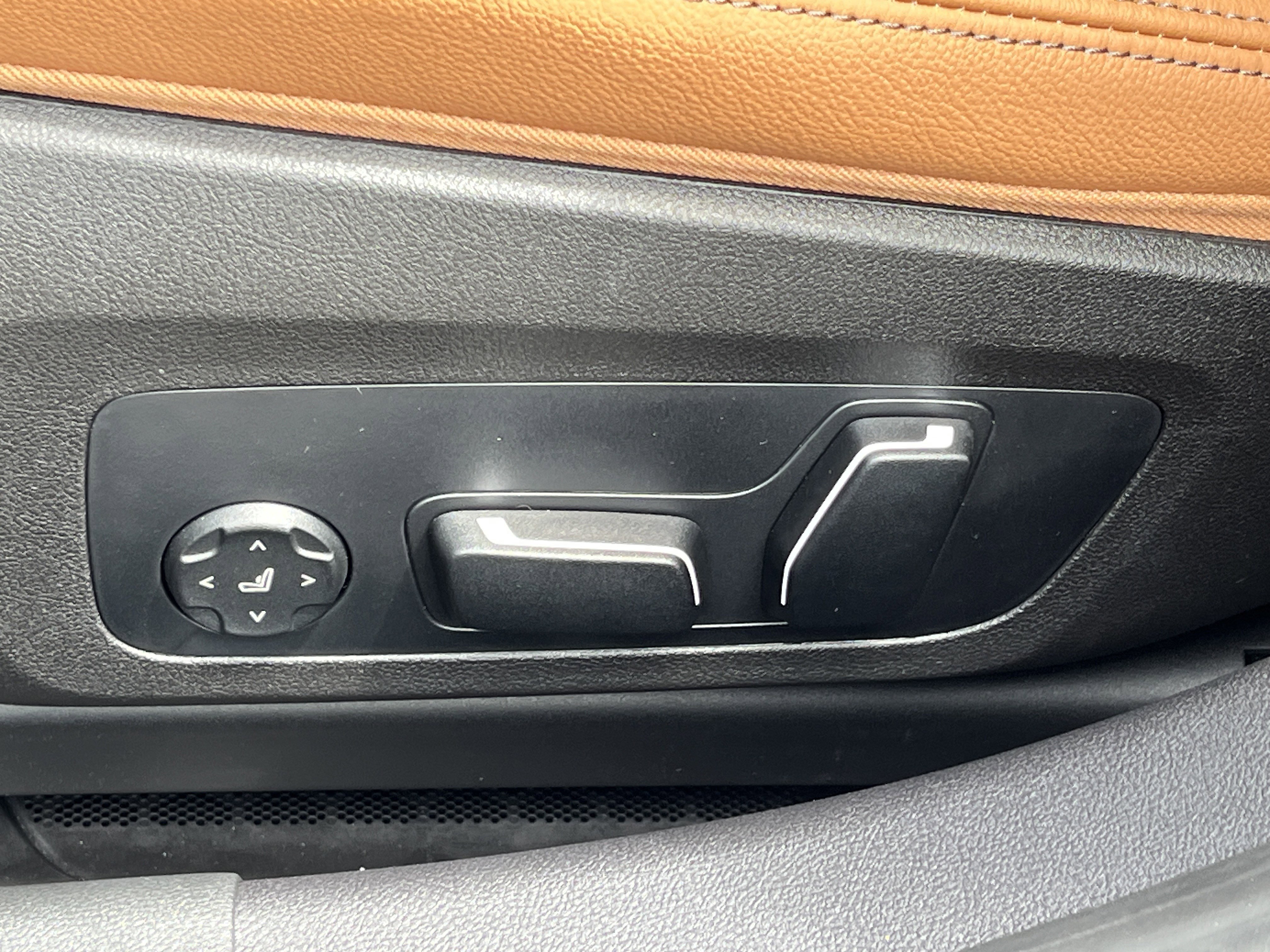 Used 2025 BMW 330i Sedan w/ Premium Package image 20