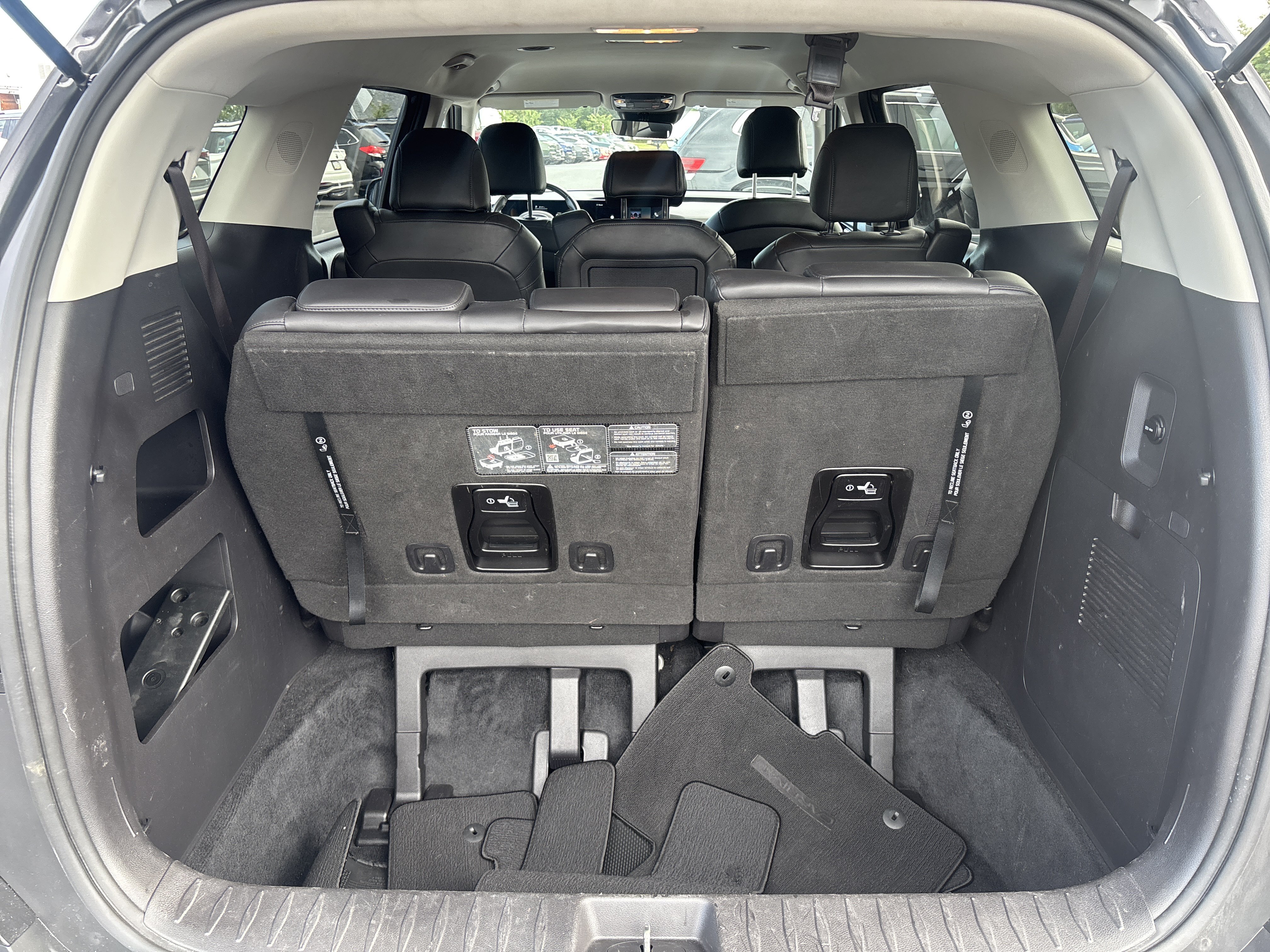 Used 2025 Kia Carnival FWD image 30
