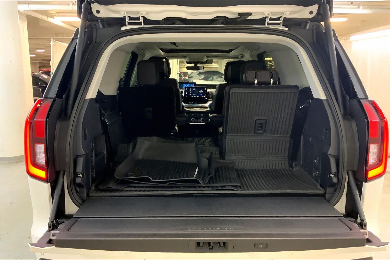 Used 2026 Ford Expedition Platinum w/ Platinum Ultimate Package AWD/4WD image 9