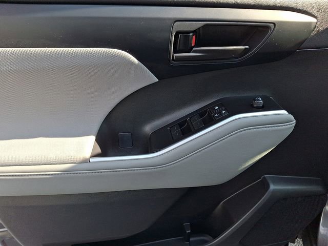 Used 2023 Toyota Highlander LE image 12