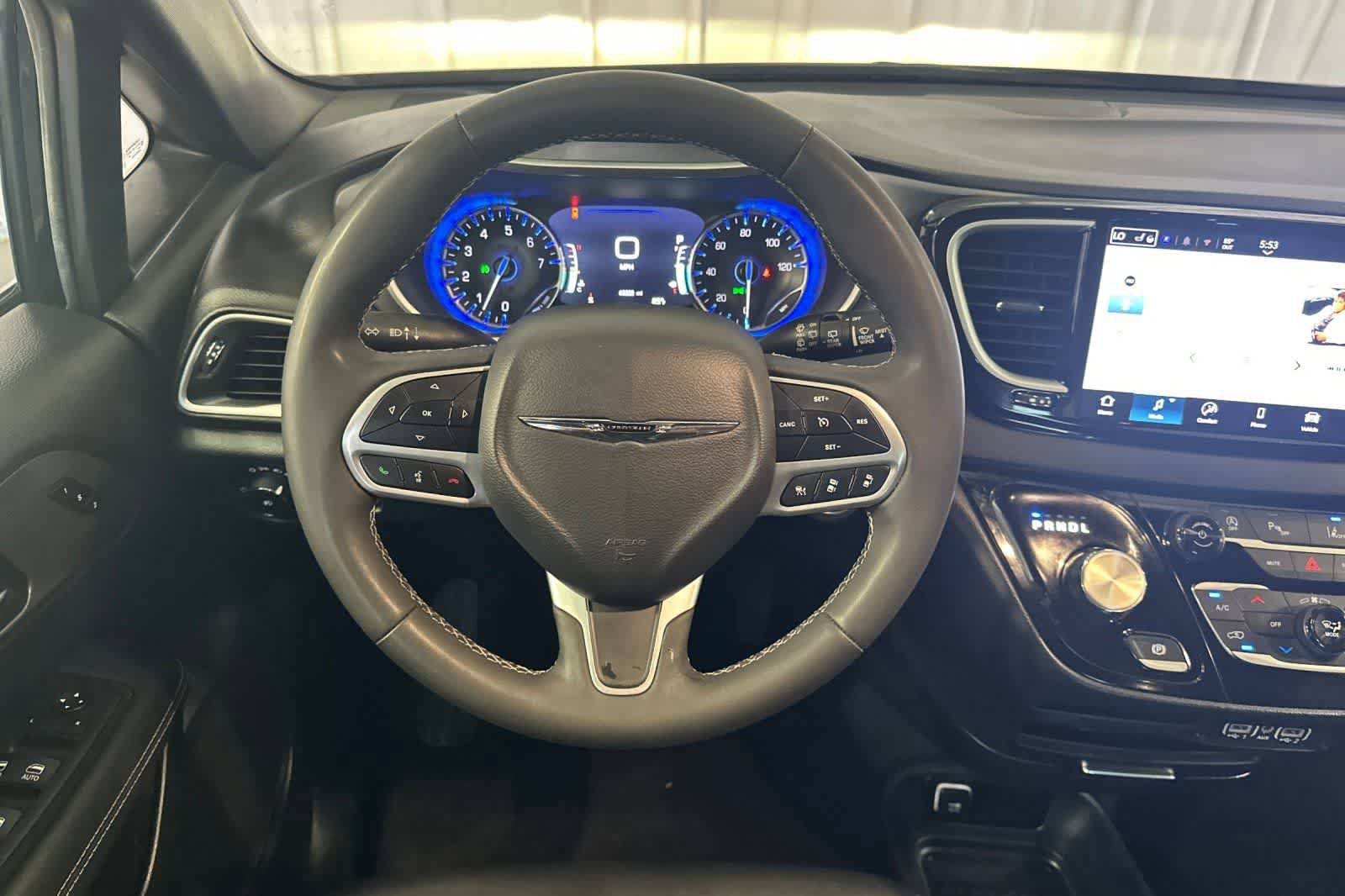Used 2025 Chrysler Pacifica Select FWD image 16