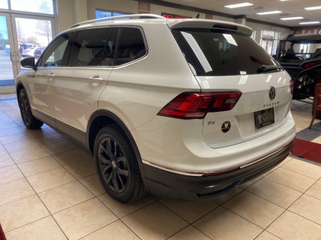 Used 2023 Volkswagen Tiguan SE w/ Panoramic Sunroof Package FWD image 3
