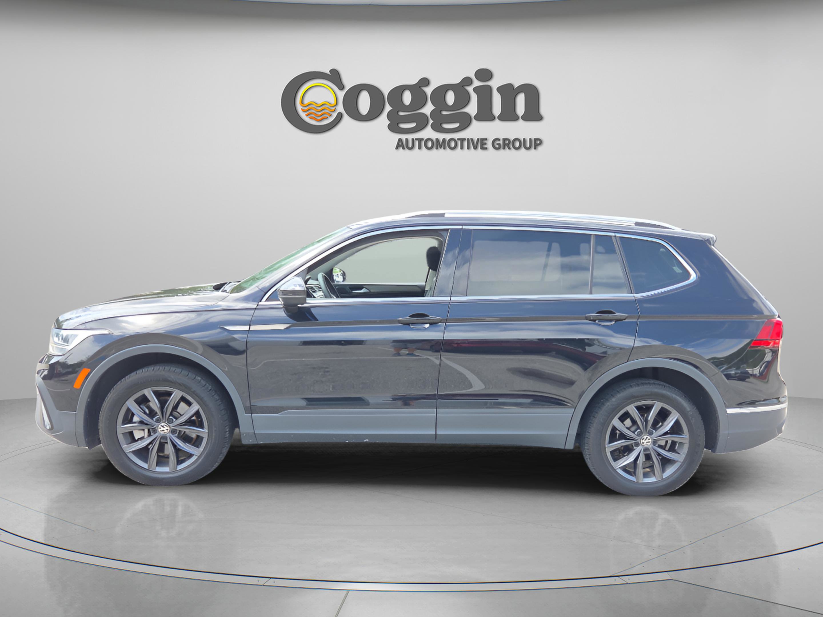 Used 2022 Volkswagen Tiguan SE image 2