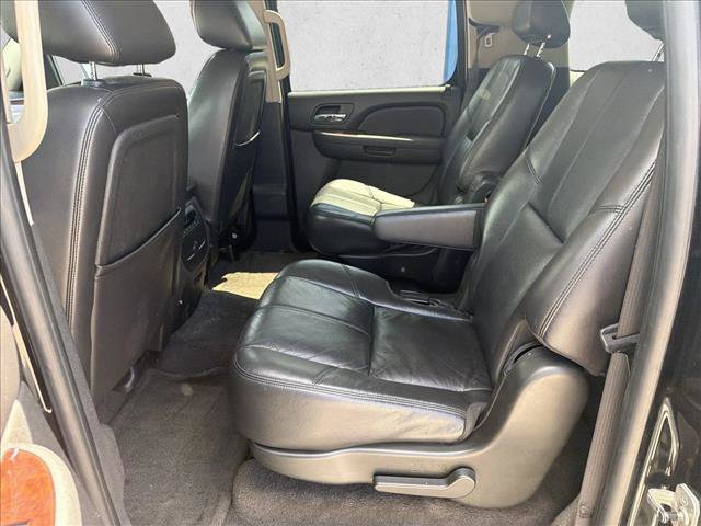 Used 2010 Chevrolet Suburban LT w/ Luxury Package RWD image 16