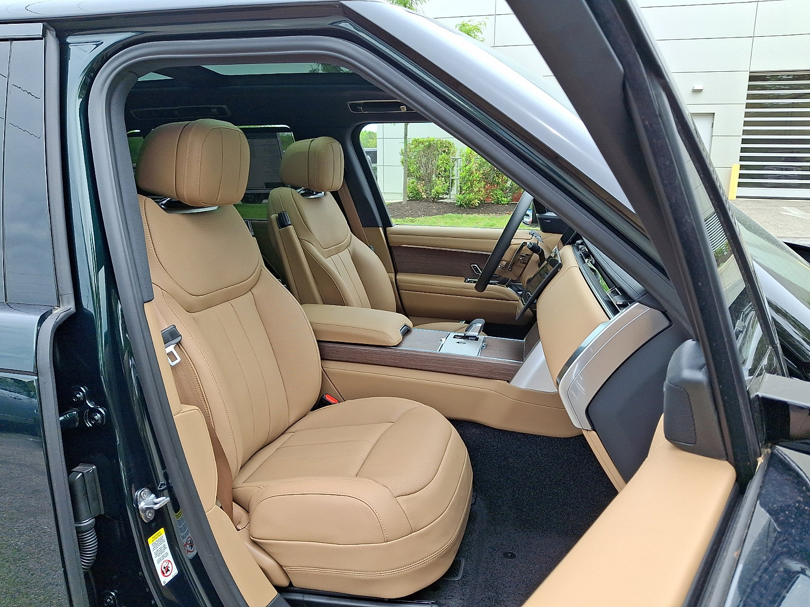 New 2026 Land Rover Range Rover Long Wheelbase SE AWD/4WD image 3