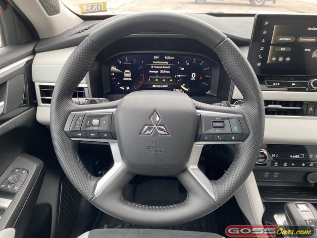 Used 2025 Mitsubishi Outlander SE image 18