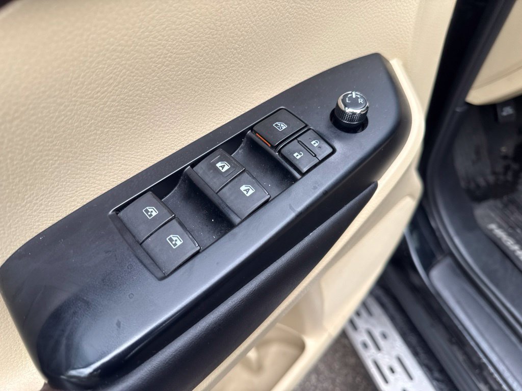 Used 2019 Toyota Highlander XLE AWD/4WD image 22