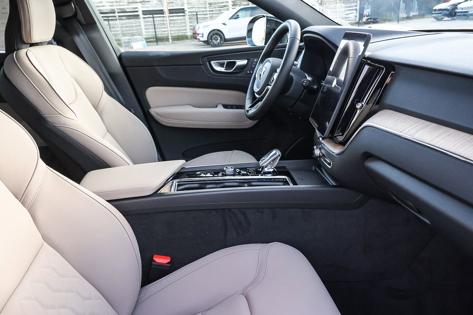 New 2026 Volvo XC60 B5 Plus w/ Climate Package image 17