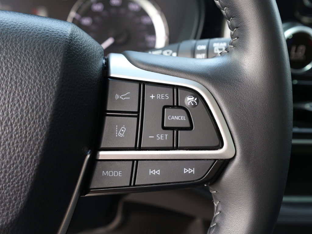 Used 2024 Toyota Highlander LE FWD image 34