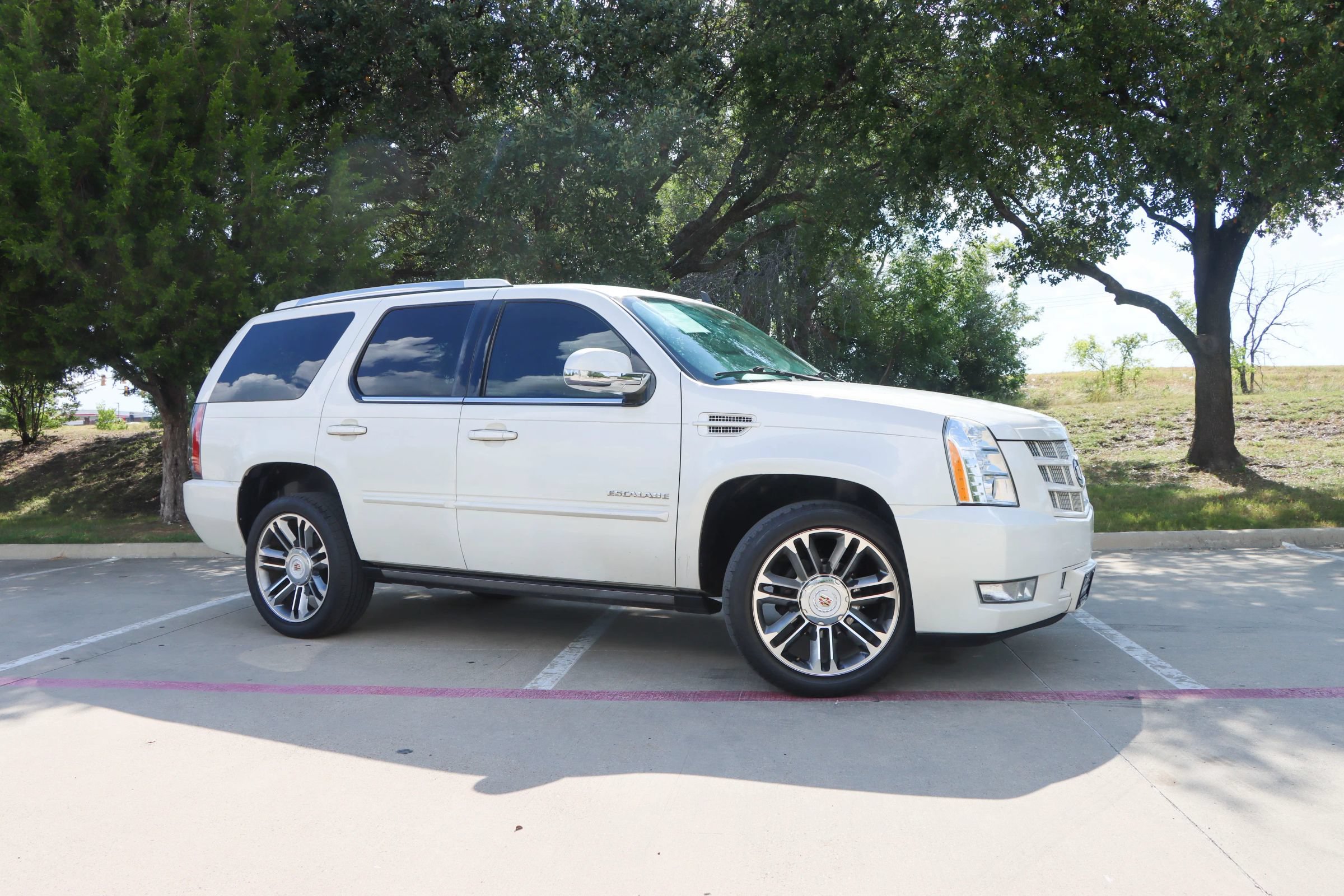 Used 2014 Cadillac Escalade Premium RWD image 1
