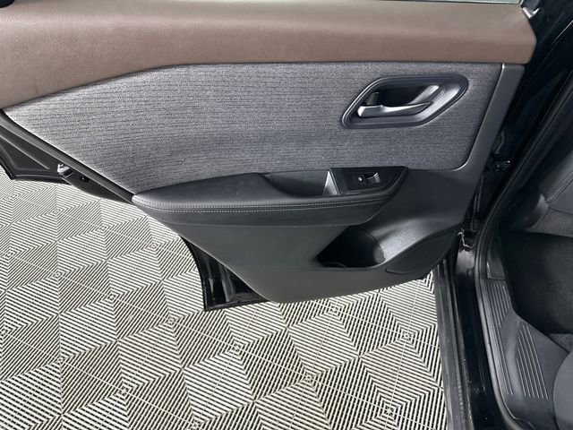 Used 2023 Nissan Rogue SV image 14