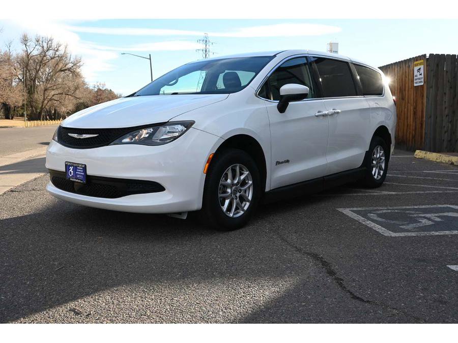 Used 2023 Chrysler Voyager LX image 10