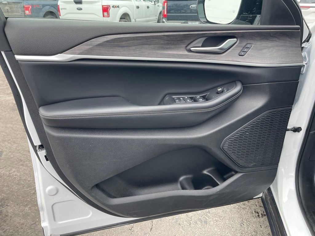 Used 2023 Jeep Grand Cherokee Limited AWD/4WD image 21