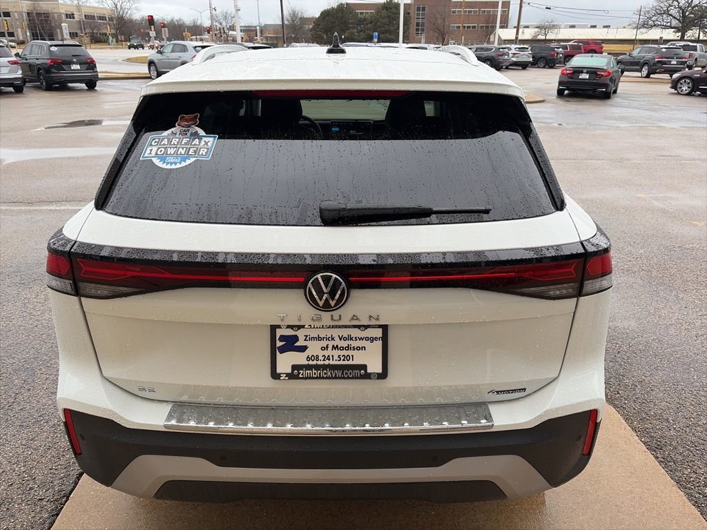 Certified 2025 Volkswagen Tiguan SE image 8