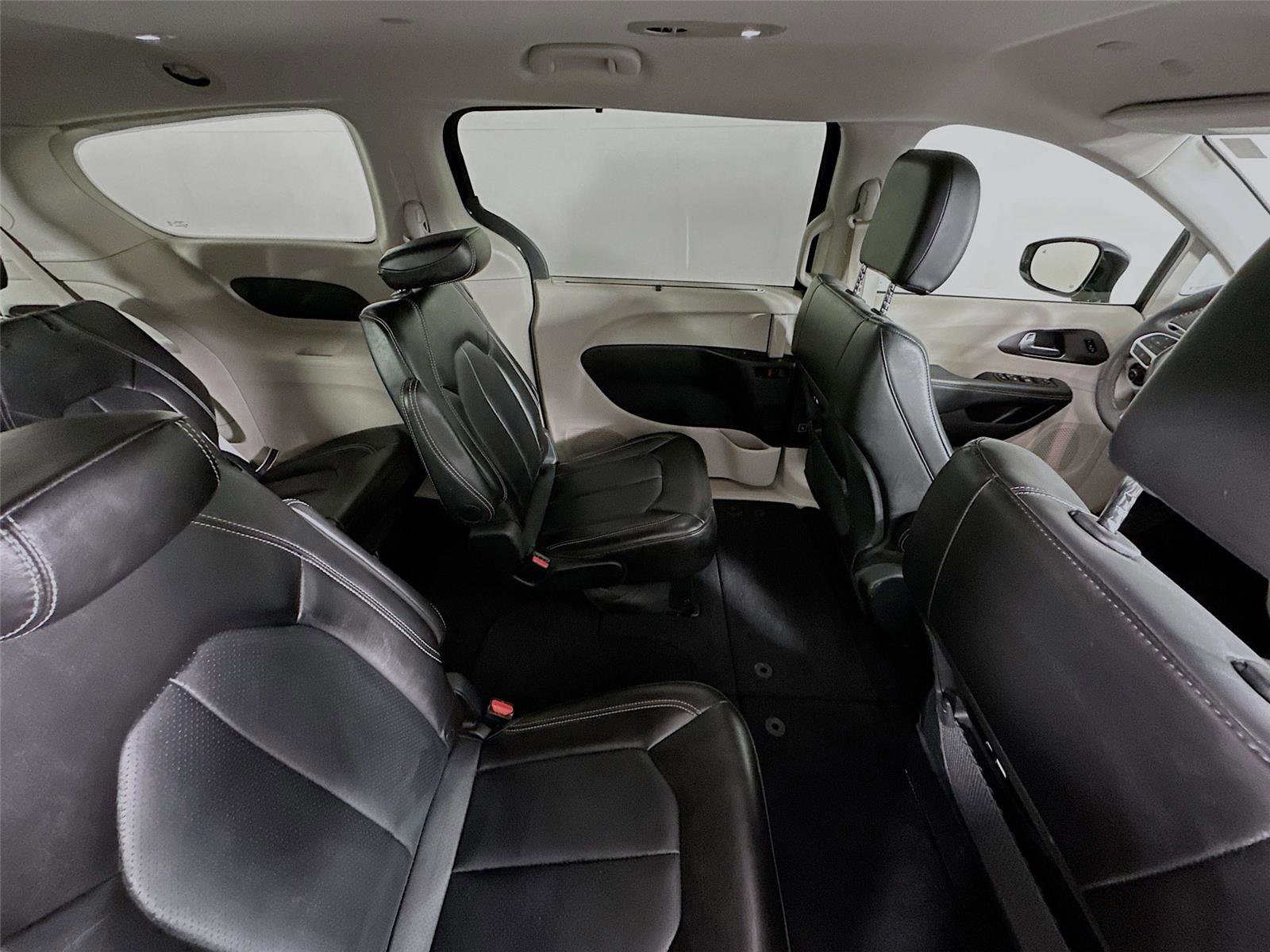 Used 2024 Chrysler Pacifica Touring-L image 27