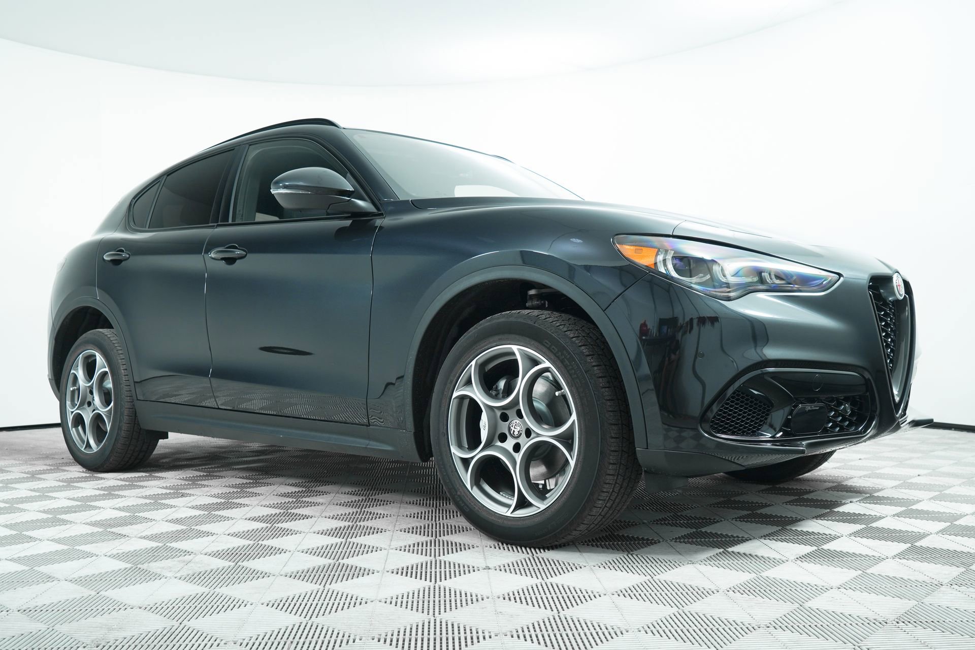 New 2025 Alfa Romeo Stelvio Sprint image 2