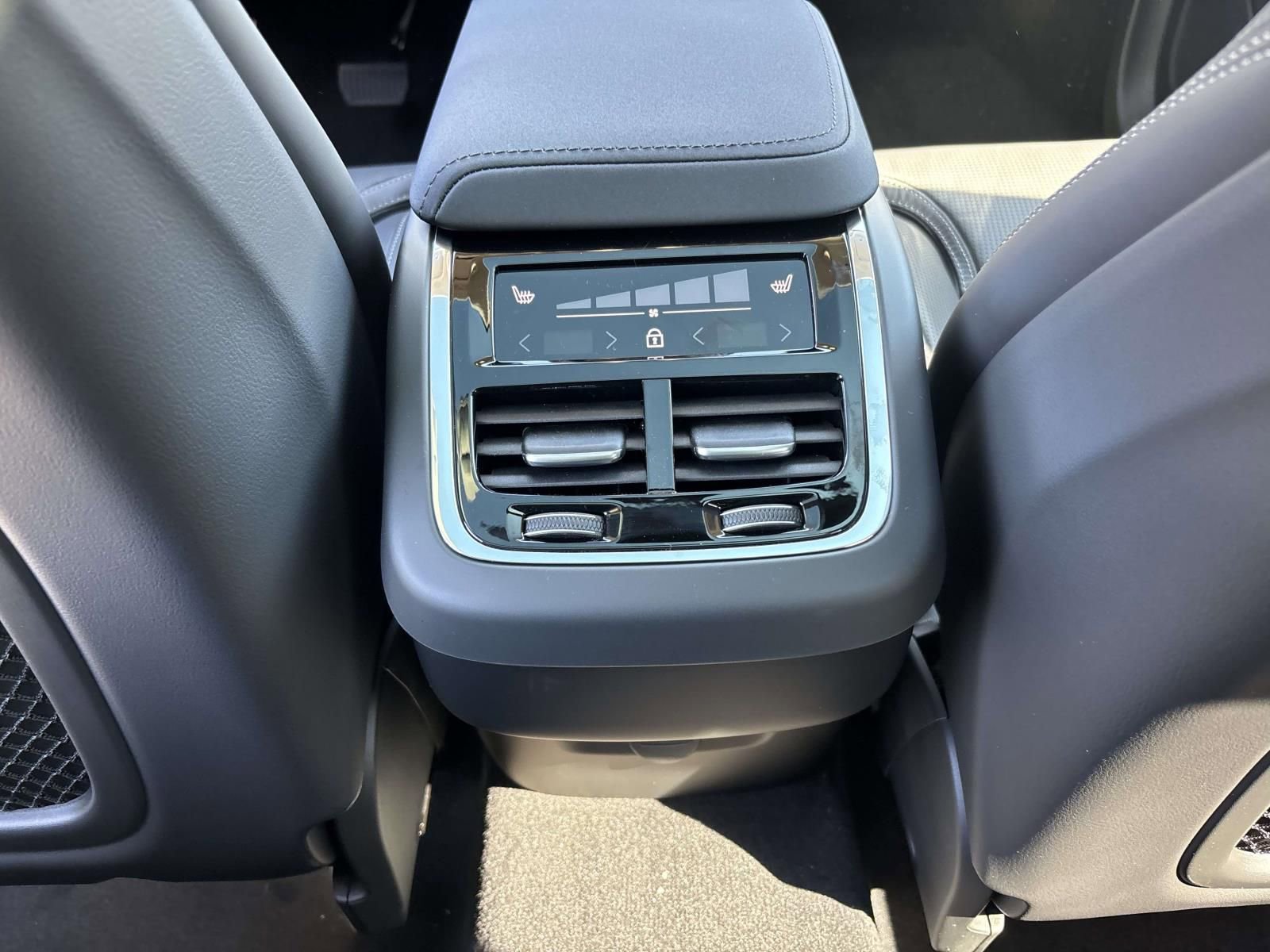 New 2026 Volvo XC60 B5 Ultra w/ Protection Package Premier image 31