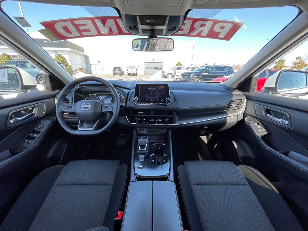 Used 2025 Nissan Rogue SV image 28