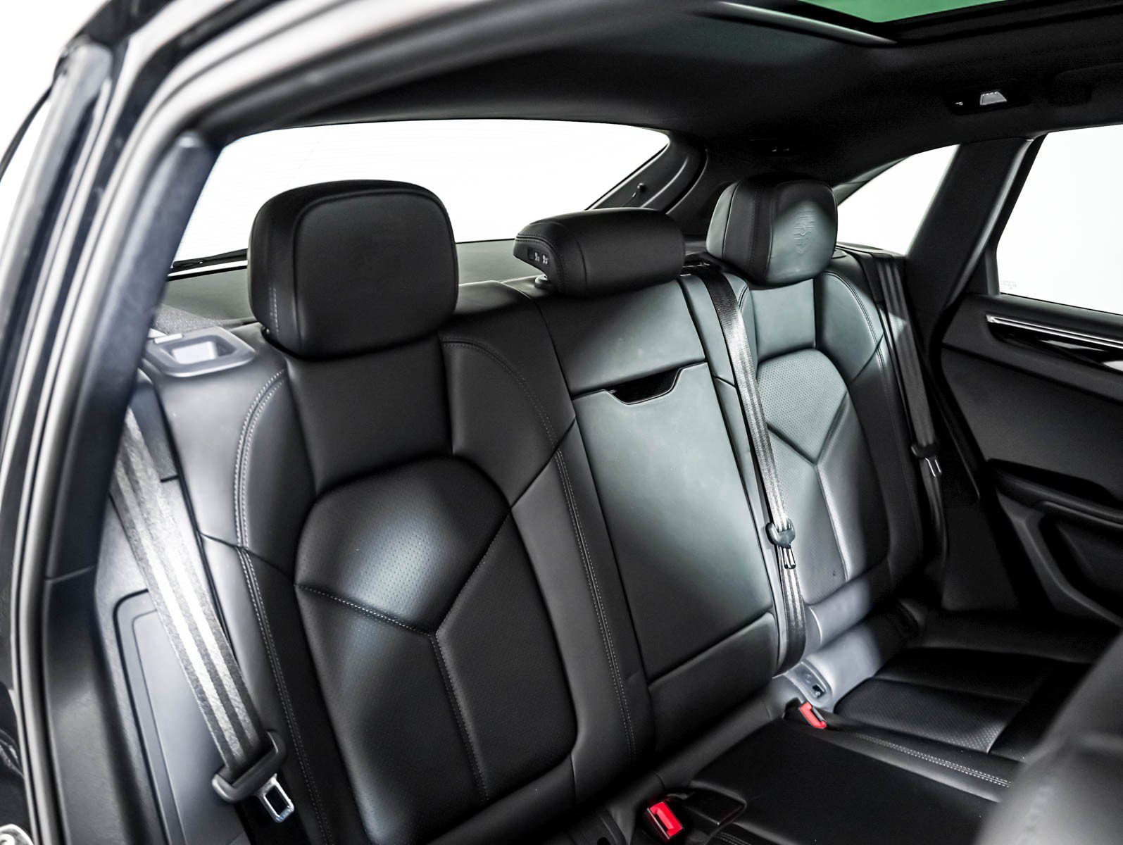 Certified 2022 Porsche Macan AWD/4WD image 6