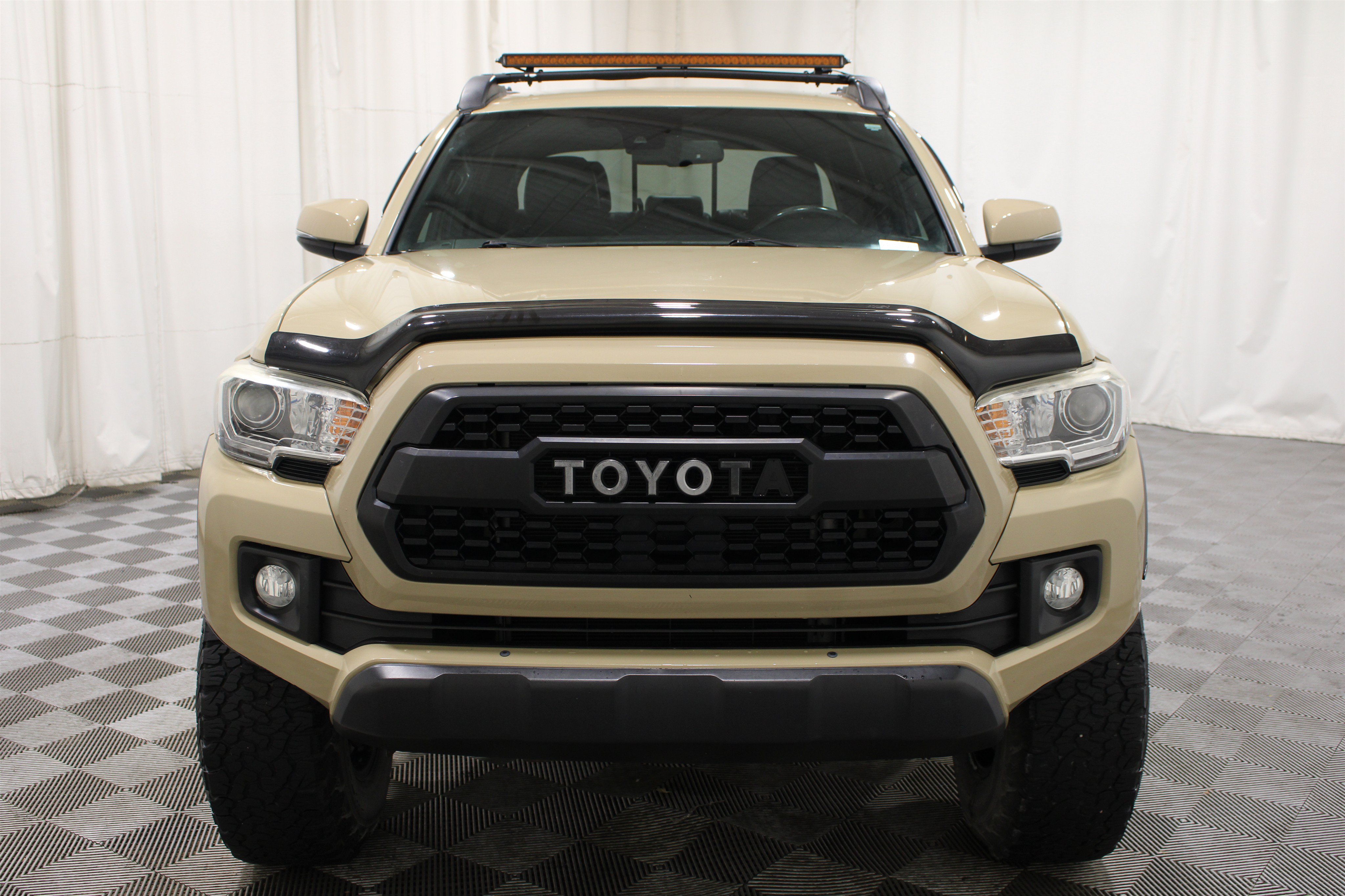 Used 2018 Toyota Tacoma TRD Off-Road w/ Technology Package AWD/4WD image 32