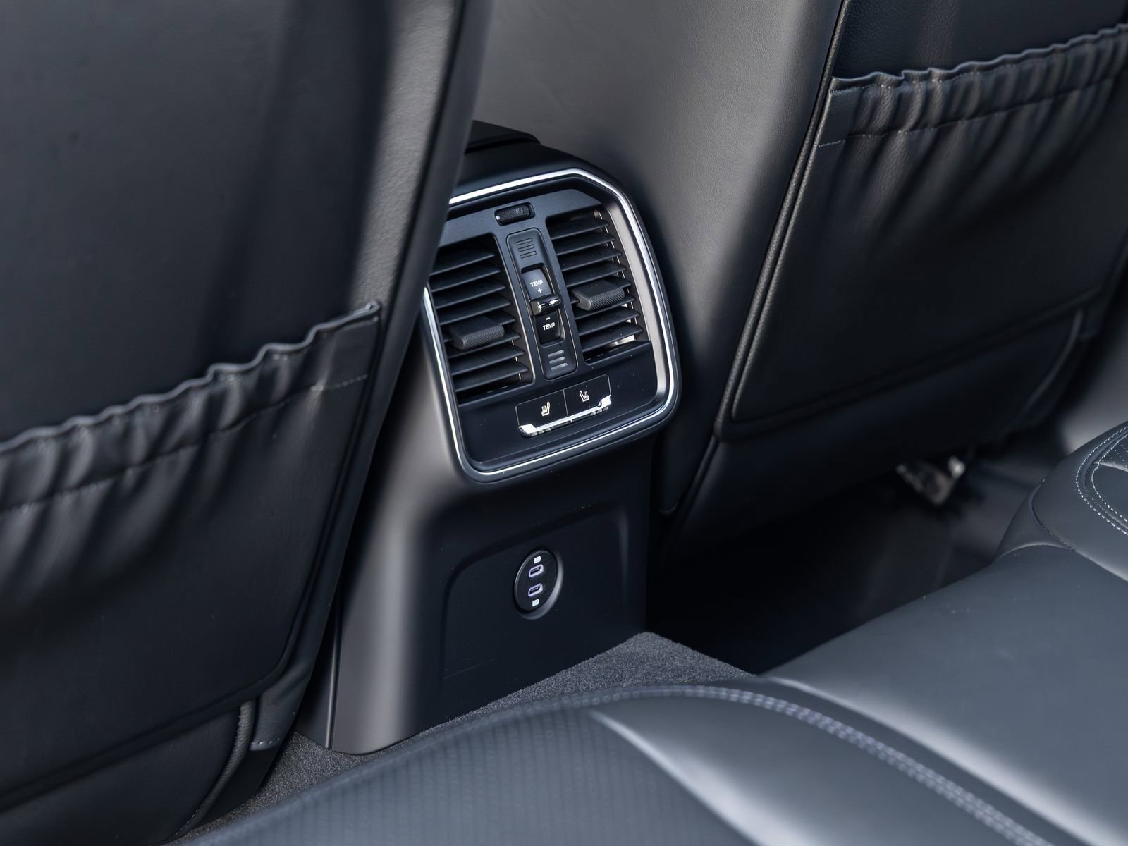 Certified 2026 Porsche Macan AWD/4WD image 39