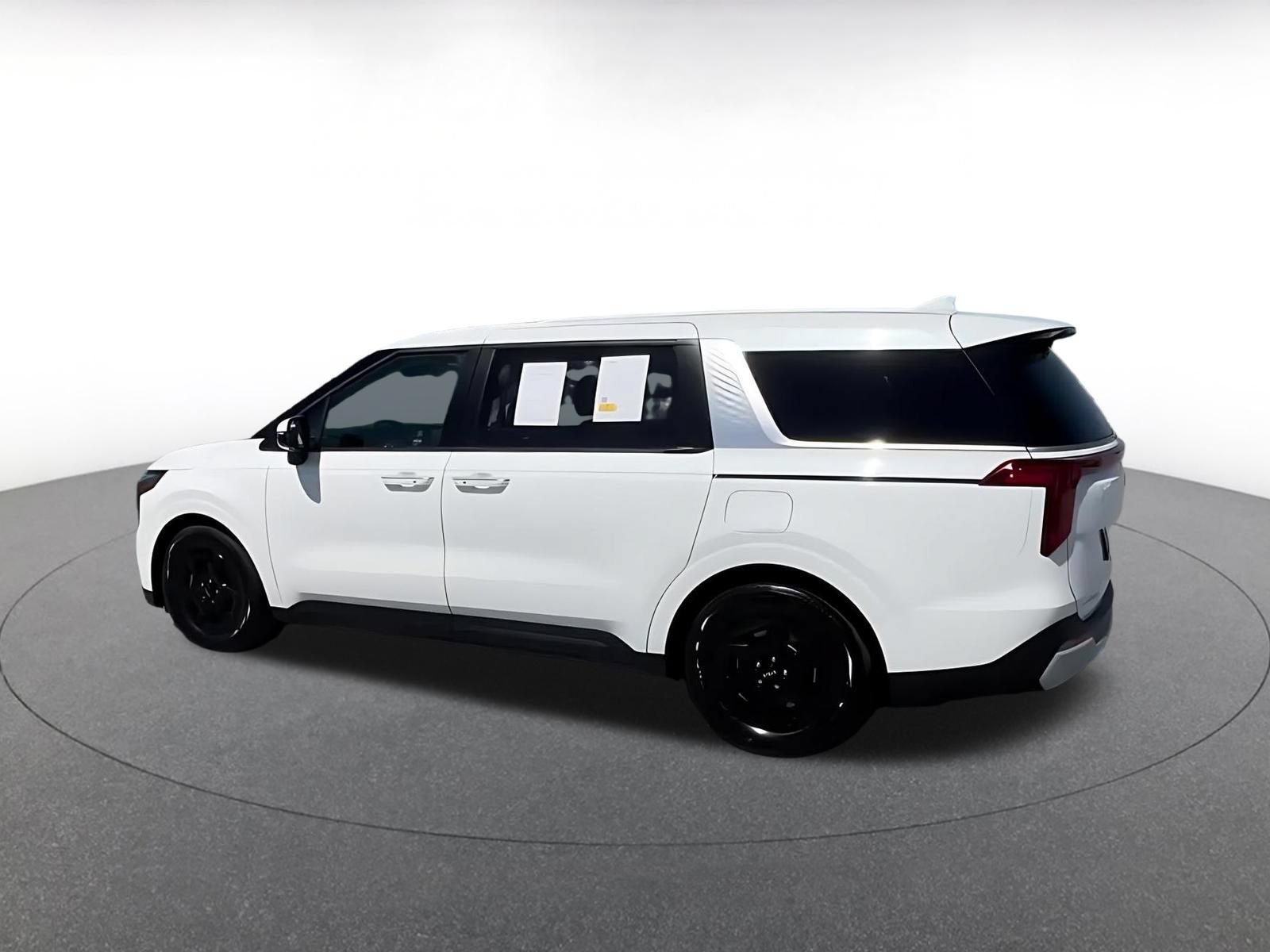 Used 2026 Kia Carnival FWD image 9