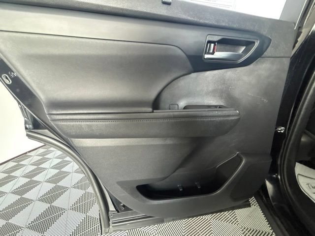 Used 2023 Toyota Highlander XLE AWD/4WD image 21