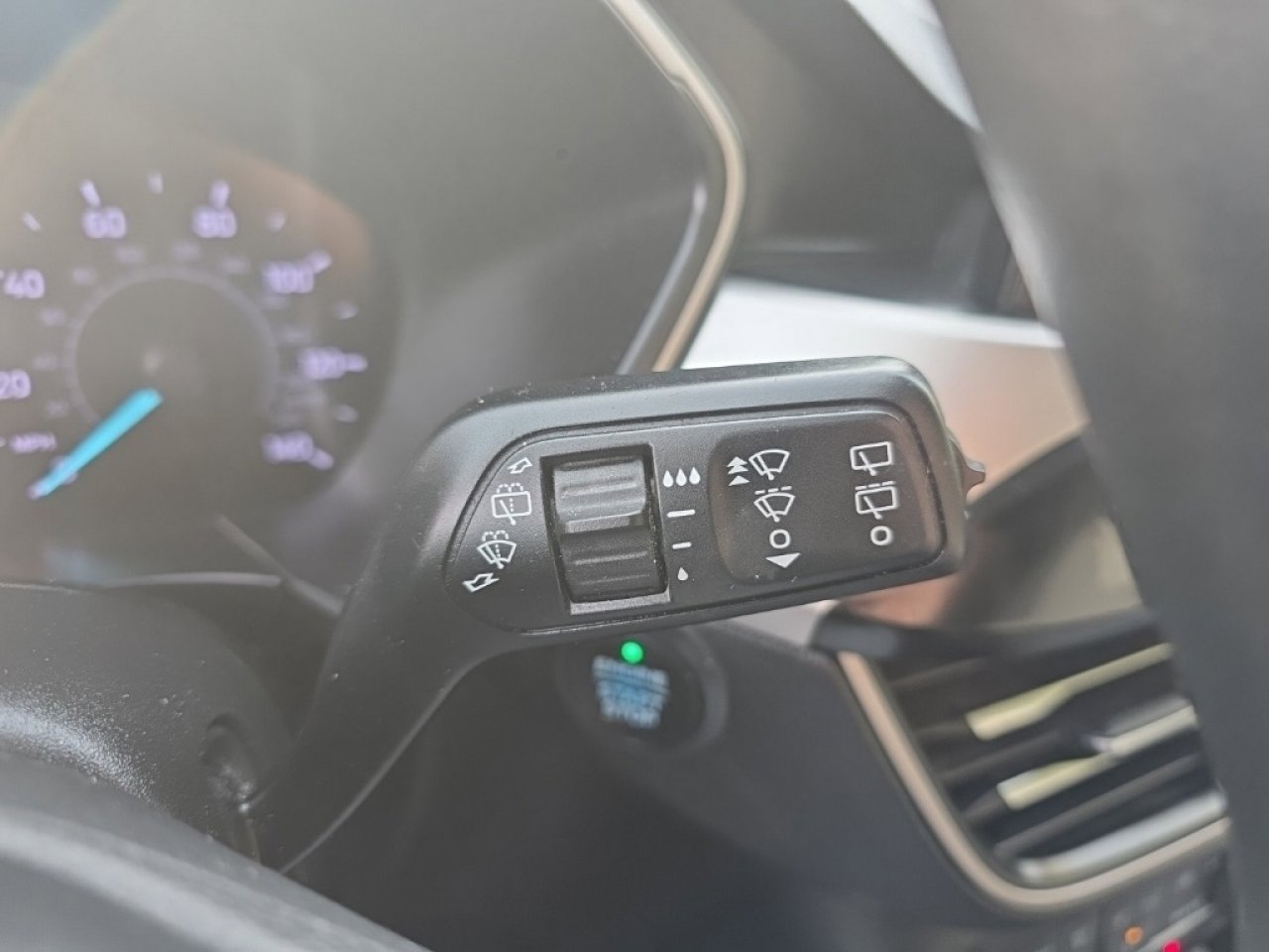 Used 2020 Ford Escape SE image 34