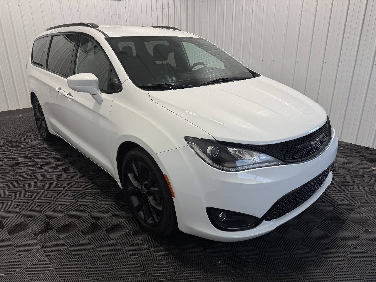 Used 2018 Chrysler Pacifica Touring Plus w/ S Appearance Package FWD image 2